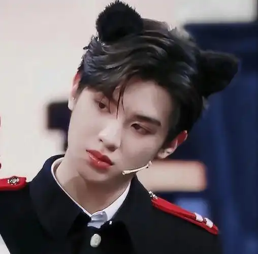 黄明昊千万别塌要好好工作顶峰相见