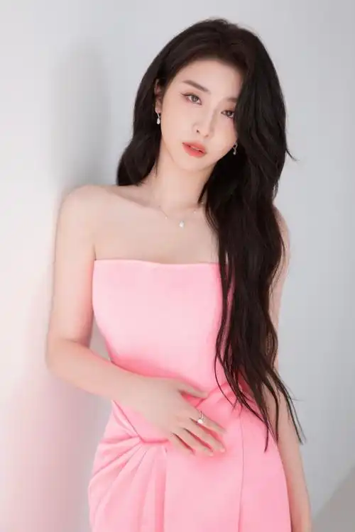 赵小棠红粉佳人礼服大片 皮肤白皙性感娇媚十足