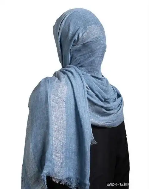 这个词在穆斯林世界中用来指穆斯林妇女戴的头巾和长袍.