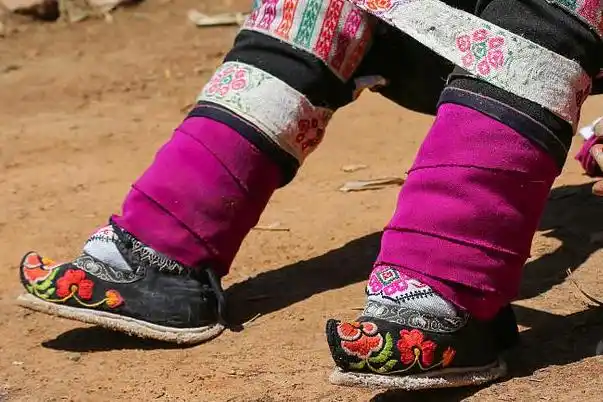 在古代女人都是要裹小脚的,那么这个政策是什么时候由何人颁布的呢?