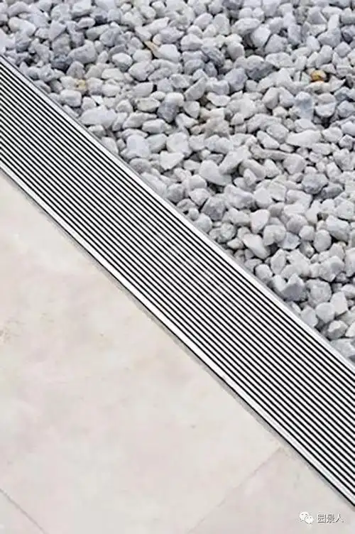 暗沟又称"盲沟",盲沟是藏于地下的排水沟,用在一些要求排水良好的地点