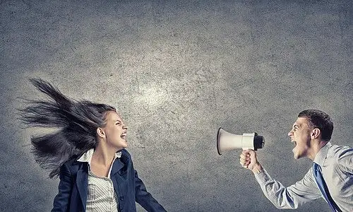 微信栏头轻的愤怒的女人扩音器里咆哮着积极的管理背景