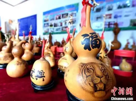 11月14日17,烙画艺人王海制作的老虎题材葫芦烙画.