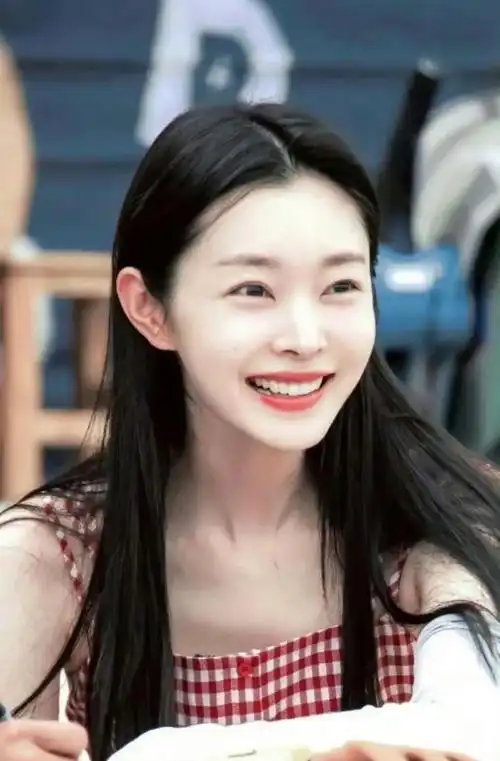 宋轶早期素颜照 红色格纹吊带裙造型77黑长直发