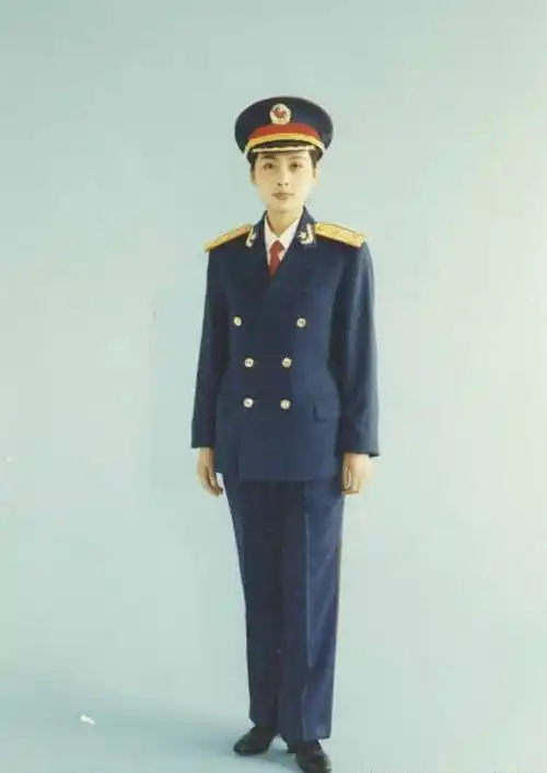 97式军服1997年军服简称"97式军服">>>>特点:港澳部队专属97式军服