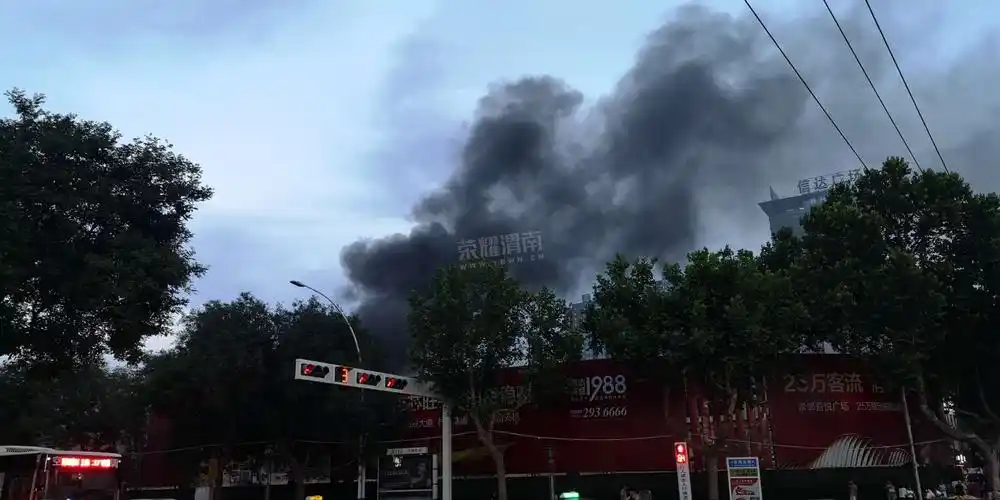 突发:渭南信达西门北边商业街一商铺着火,浓烟滚滚!