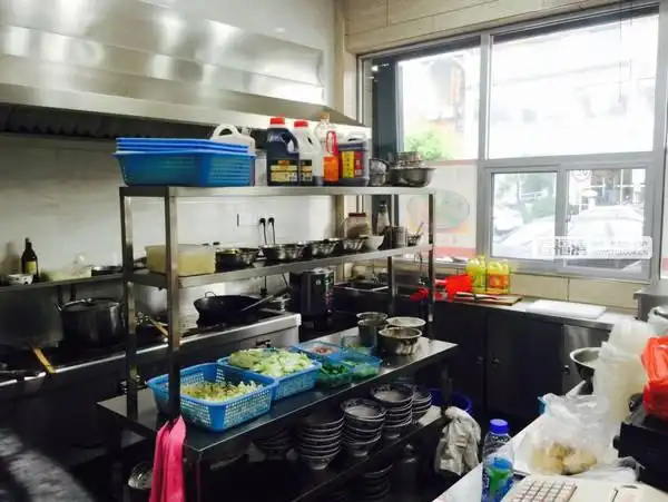 厨房很干净,可以算是公开在消费者眼前,我们可随时查看其内的卫生状况