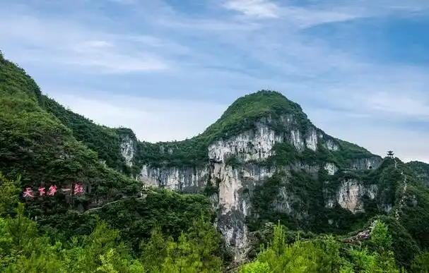 云阳龙缸风景区,位于重庆市云阳县的东南隅,是一个充满诗意与神秘的
