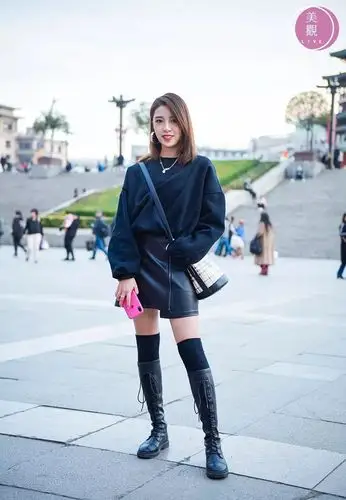 西安街拍:这个季节了居然还在乱穿衣?