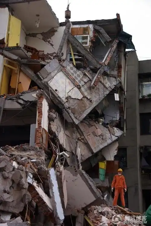 四川地震现场实拍图片—让你流泪的画面