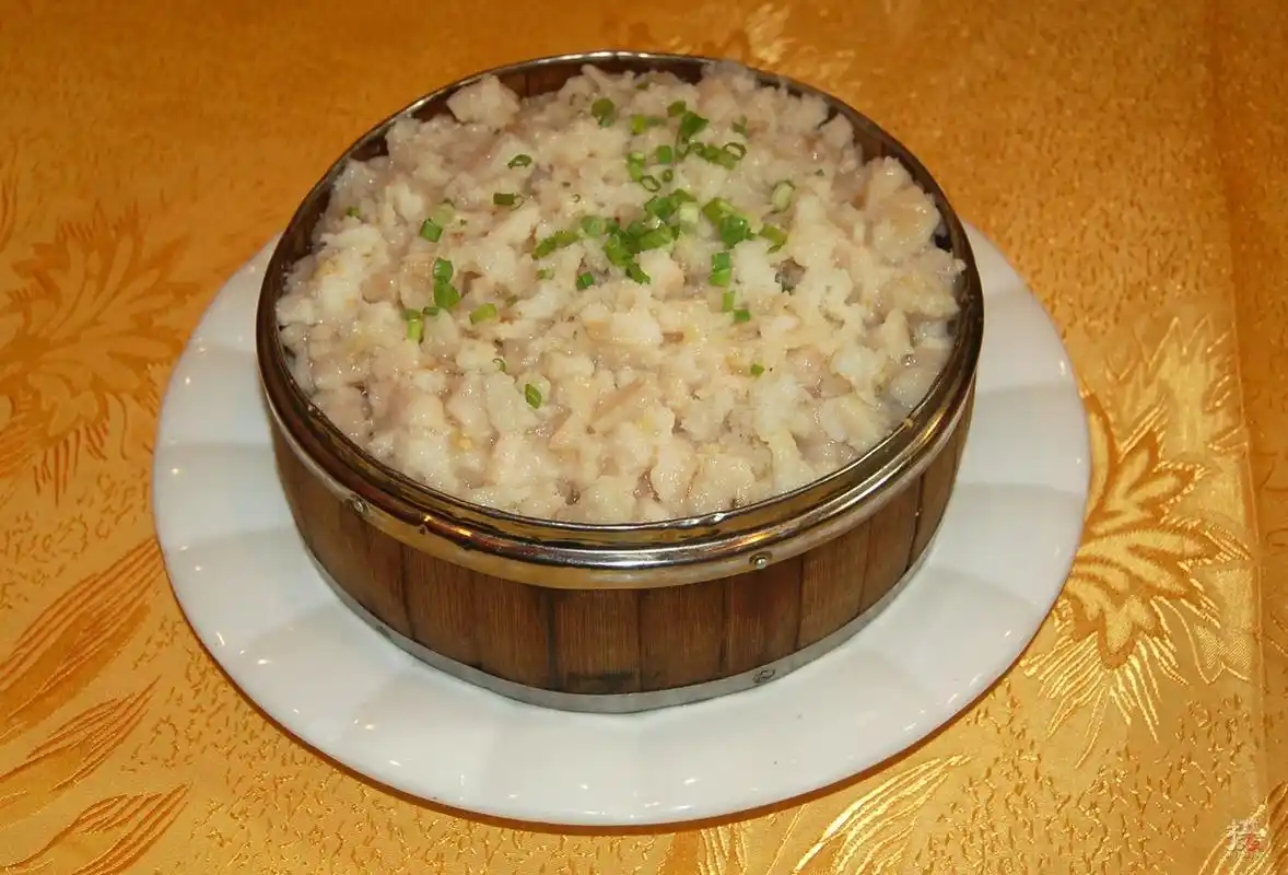 天门三蒸是指蒸菜,蒸肉和蒸鱼,看上去是不是特别美味呢,它同时也色