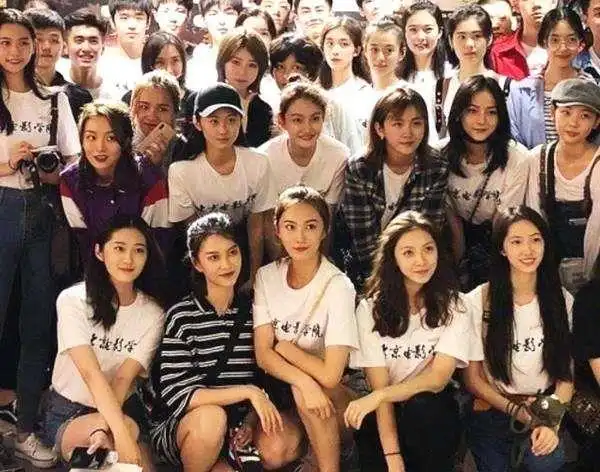 吴磊大学同学颜值太高颜值被吊打他俩还是同班真巧啊