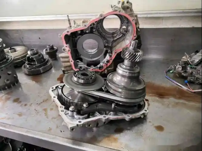器摩擦片已经烧蚀先拆解机械部分检查有没有受损变速箱很快就抬下来