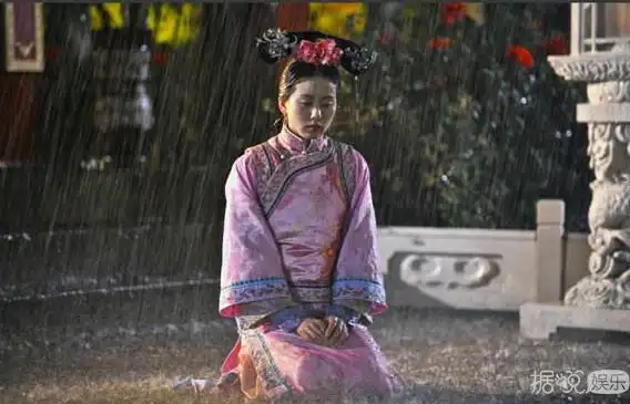 还记得《步步惊心》里若曦雨中长跪的经典桥段吧?