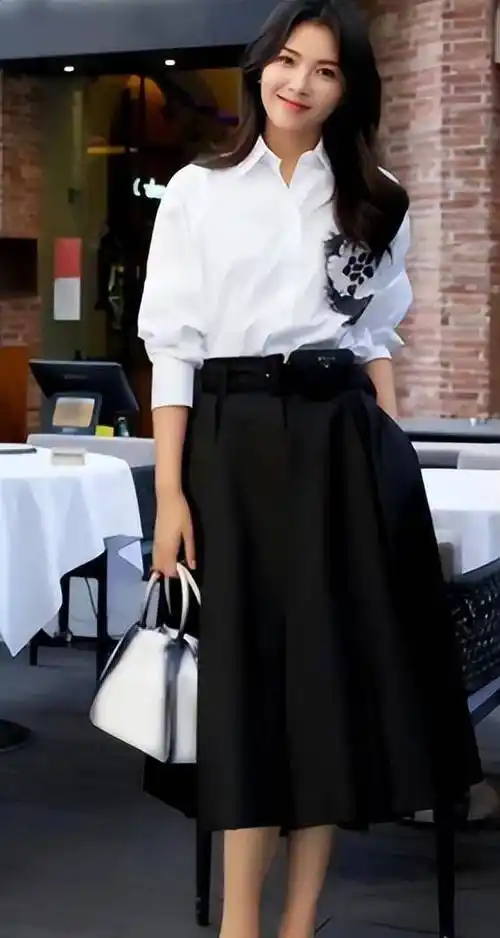 着装tips:白衬衫,黑裙子,银色钱包刘涛的这套穿搭以白色衬衫,黑色裙子