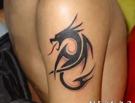 大臂红眼龙图腾纹身