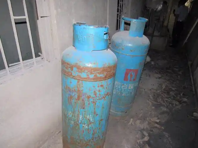 静电喷漆企业厂内大量使用大型煤气罐,并随地摆放