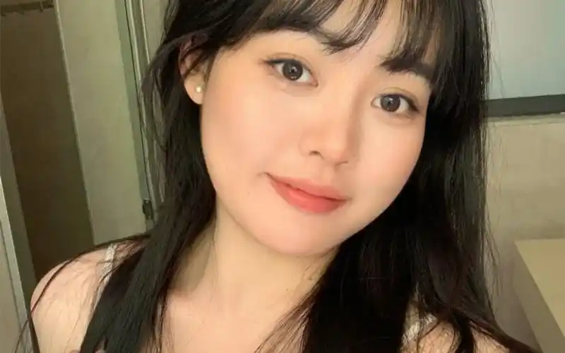 当代女大学生宿舍自拍