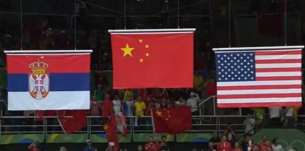 中国女排队赢得奥运金牌,领奖时大会又使用了错误的五星红旗.