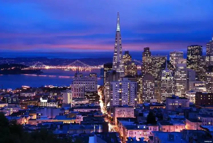 搭乘国际航班前往美国第二大城市洛杉矶,它在建筑,美术,服装,美容及