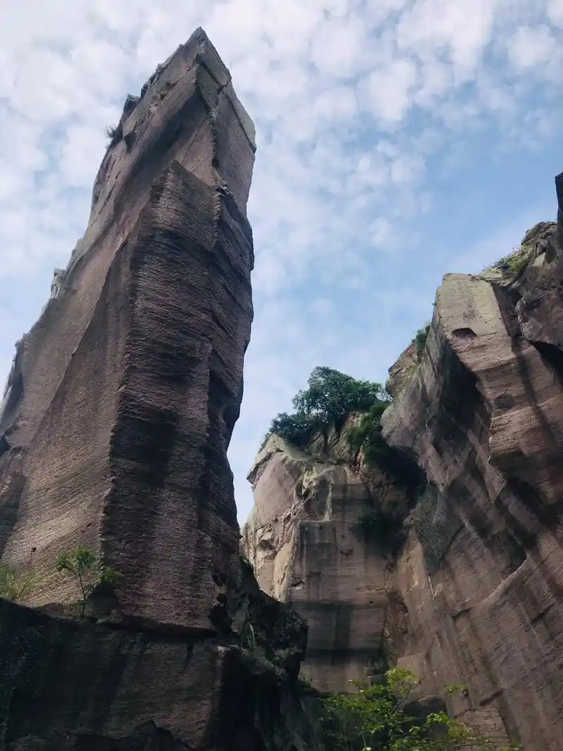 双合石壁 双合,是村名,石壁,是古代采石场遗址,双合石壁,是岱山的