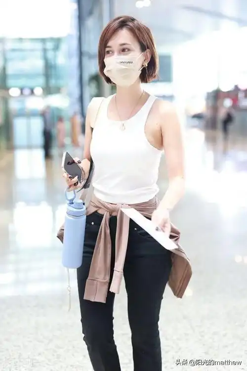 街拍卢靖姗白色老爹背心黑色开衩牛仔裤鱼嘴凉鞋简单大方