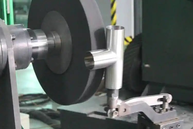 不锈钢三通管机器人打磨拉丝