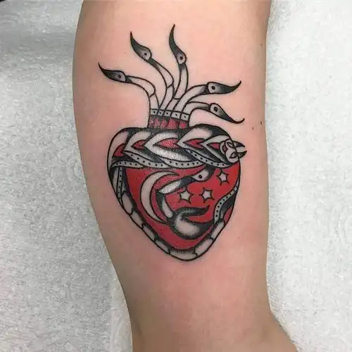 大臂欧美oldschool爱心纹身图案