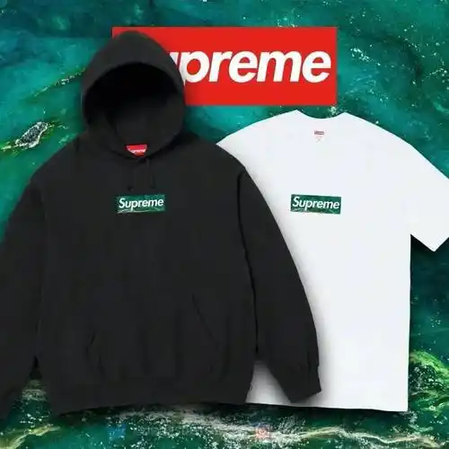 蓝色的 shanghai 字样卫衣格外的鲜艳,有小小的红色 supreme logo