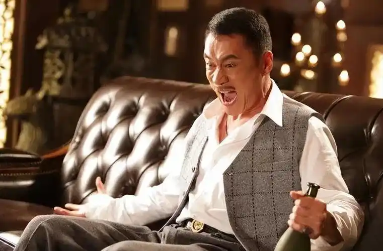 54岁武松丁海峰曝光在美国树林砍柴烤肉豪宅尽显气派