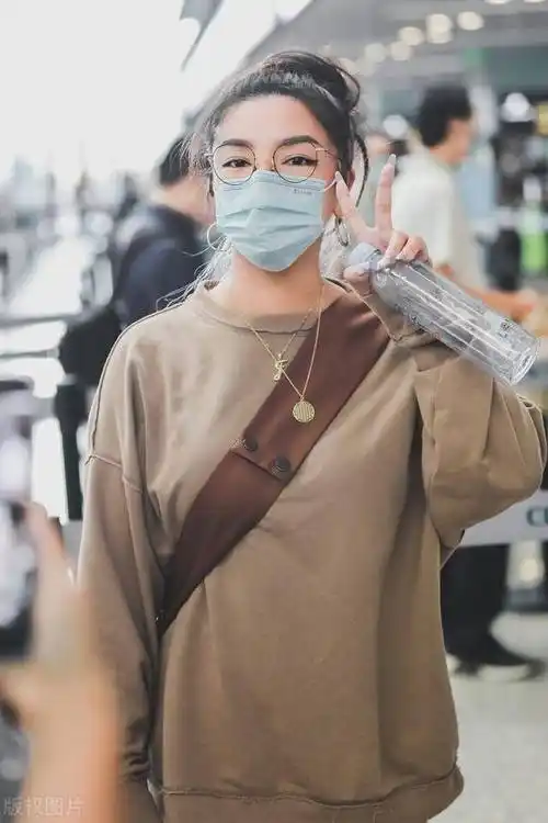 江映蓉穿抹胸裙凹凸有致,性感晒照身材惹眼,配文:我喜欢肉肉_卡戴珊