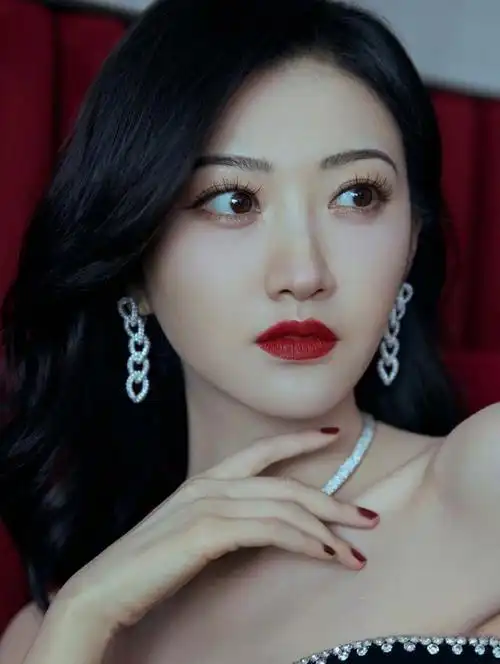 气场爆表,解析景甜的时尚进阶之路!