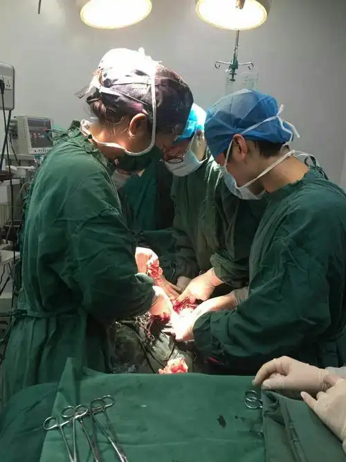 忙碌的手术台,为宝宝的降生,我们在努力!