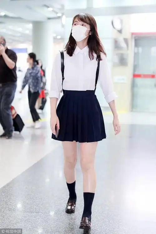 星女郎徐娇穿短裙现身大长腿抢镜