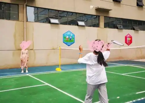 广播体操结束后,各病区患者在护士长的带领下,开始羽毛球,乒乓球,跳绳