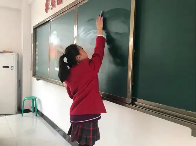 六二班的强嘉楠学生主动擦黑板,看她擦得多仔细呀!