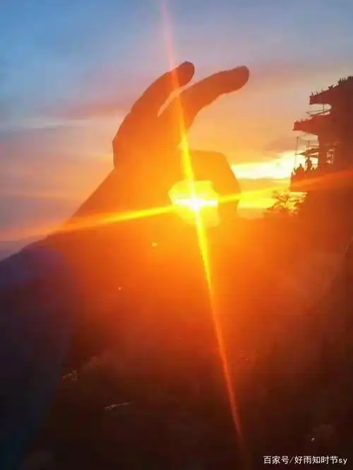 太阳出来了,绚烂的阳光照亮了沉寂的大地,融化了所有人的心