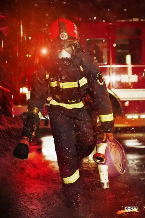 2岁女童突发抽搐消防车秒变救护车网友最帅蓝朋友