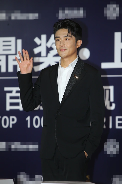 王丽坤身着露背鱼尾裙细腰瞩目李泽锋自曝参加追光吧哥哥已瘦十斤