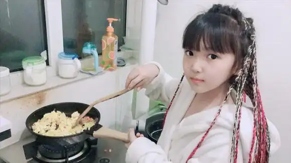 晨妤小美女用剩下来的米饭做了一道带有颜色的蛋炒饭,教你怎么做-vlog