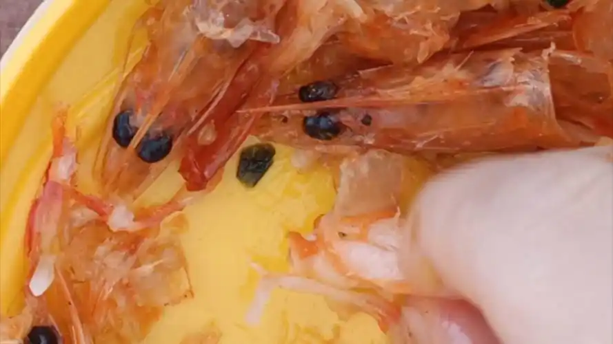 给大家表演个单手剥虾