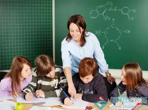 虽然说父母是孩子的第一任老师,可是真正的学校教育跟家庭教育应该是