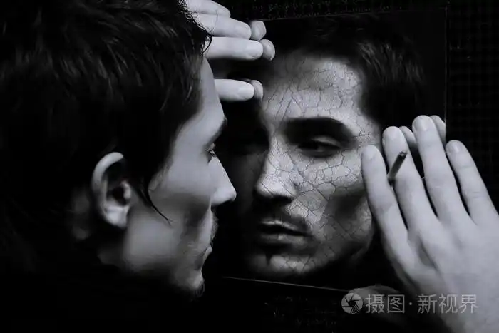 年轻时有一个脸裂的男人照镜子