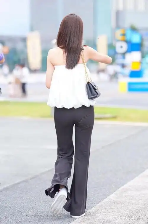 街拍:身穿白色抹胸黑色喇叭裤的时尚女生 - 知乎