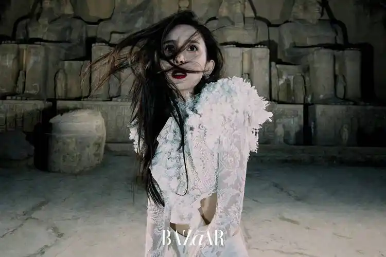 古力娜扎登上《时尚芭莎》封面,红唇长裙气场全开,宛如女王降临_大片