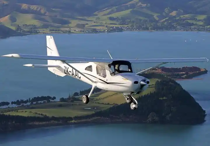 钻石da20和塞斯纳162都是轻型运动飞机,这两款飞机最大的相同点是都