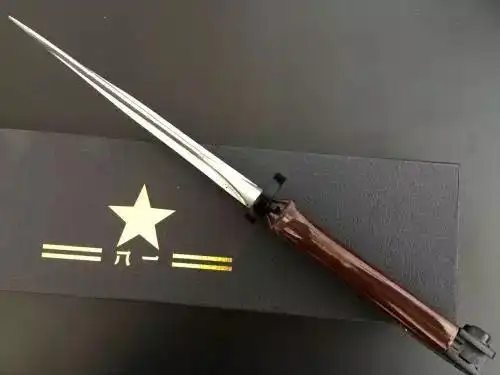 式刺刀两者的完美结合体,它的刀把比较的较窄,因此多被当做匕首来使用