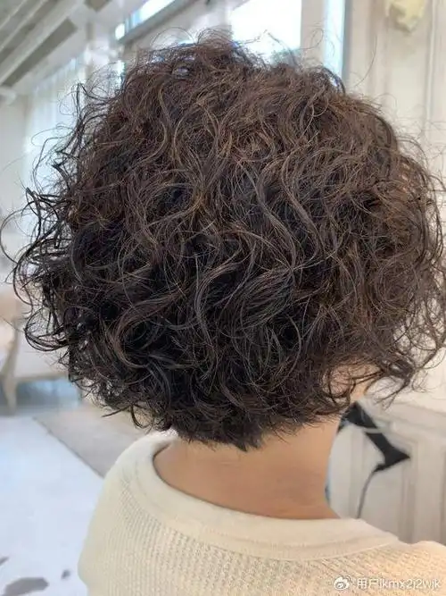 女士短发纹理烫,蓬松时尚显发量,喜欢短发的姐妹别错过