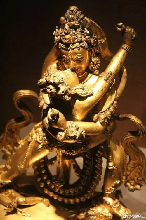 双身本尊俗称欢喜佛父体本尊明王拥抱的母体称明妃