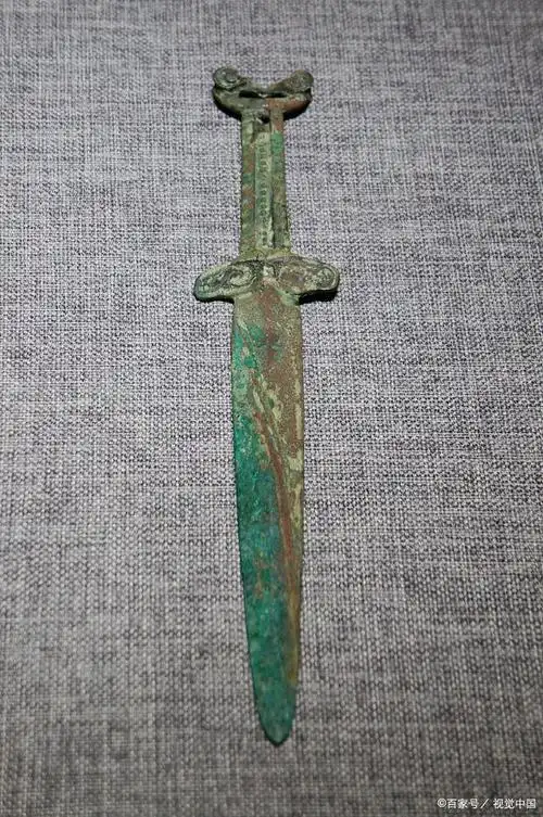 青铜剑是在早期商朝时期由青铜铸造而成,被广泛用于战争与礼仪活动.